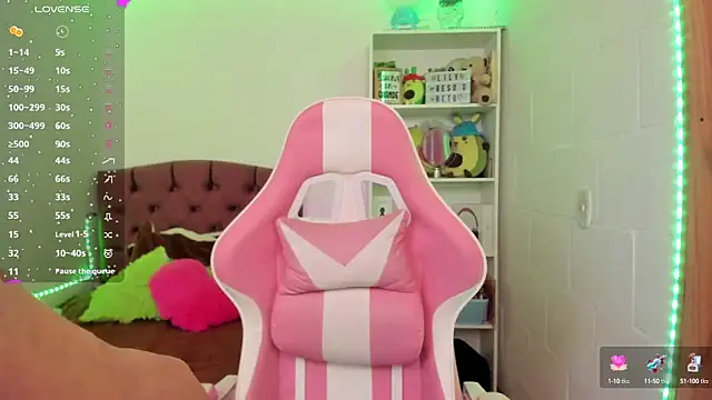 Snapshot of kit_kat_10 chatting on 4, 3, 2025 kit kat 10 online show from 4, 3, 2025