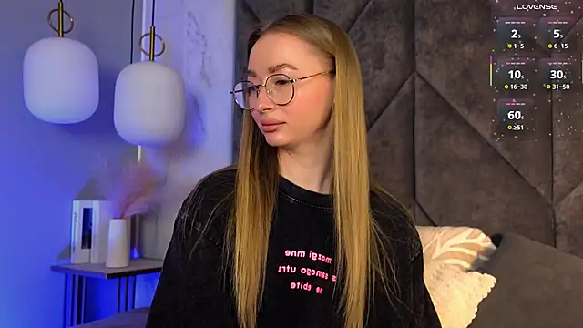 VictoriaLights online show from 5, 3, 2026