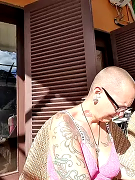 Snapshot of Emma_Milf25 chatting on 6, 3, 2025 Emma Milf25 online show from 6, 3, 2025