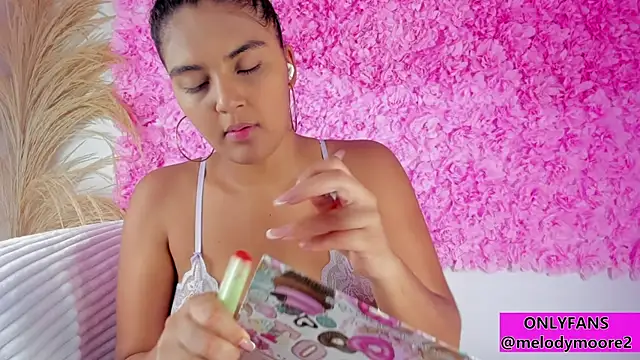 Melodymoore  online show from 24, 11, 2025