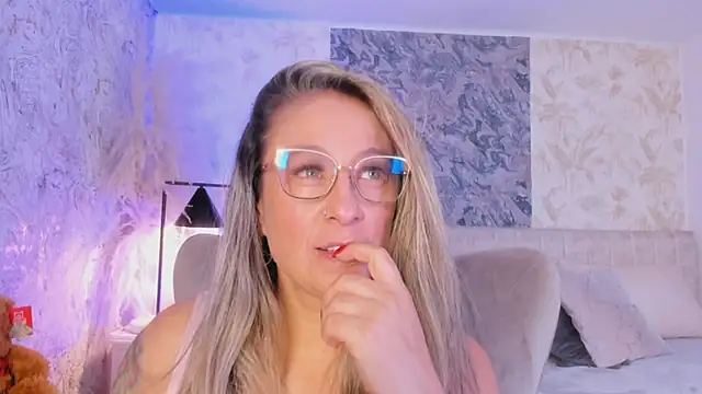 Liannaa  online show from 30, 10, 2025