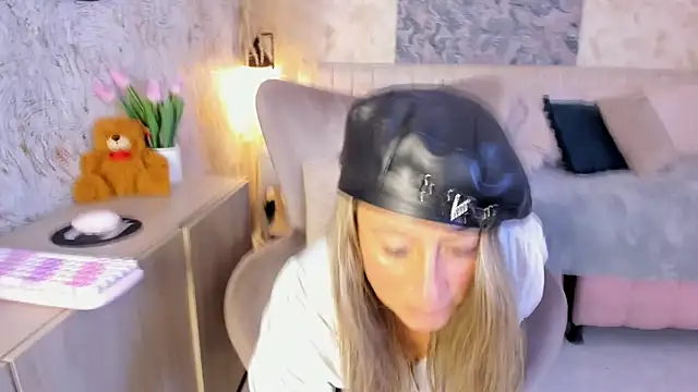 Liannaa  online show from 24, 2, 2026