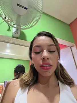 Snapshot of Aleja_bloom chatting on 12, 5, 2026 Aleja bloom online show from 12, 5, 2026