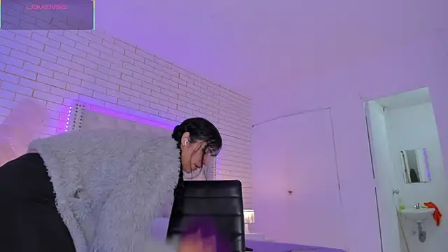 Emilly wilson  online show from 8, 11, 2025