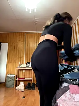 Snapshot of floooohv chatting on 17, 10, 2025 floooohv online show from 17, 10, 2025