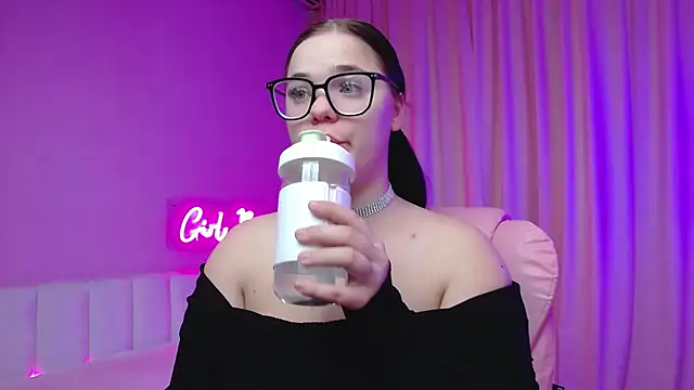 Eliss Shyyo online show from 4, 3, 2025