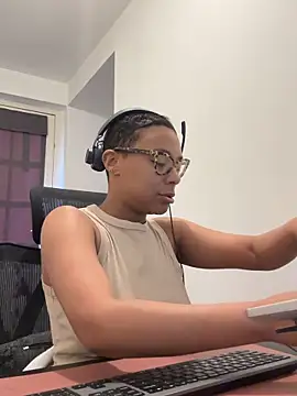 Snapshot of Melia_Rayne chatting on 24, 4, 2026 Melia Rayne online show from 24, 4, 2026