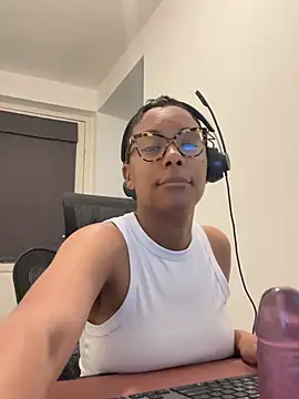 Snapshot of Melia_Rayne chatting on 5, 5, 2026 Melia Rayne online show from 5, 5, 2026