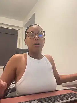 Snapshot of Melia_Rayne chatting on 7, 5, 2026 Melia Rayne online show from 7, 5, 2026