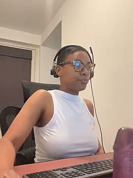 Snapshot of Melia_Rayne chatting on 18, 5, 2026 Melia Rayne online show from 18, 5, 2026