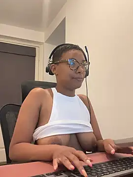Snapshot of Melia_Rayne chatting on 2, 6, 2026 Melia Rayne online show from 2, 6, 2026