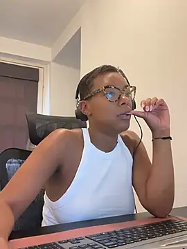 Snapshot of Melia_Rayne chatting on 25, 6, 2026 Melia Rayne online show from 25, 6, 2026