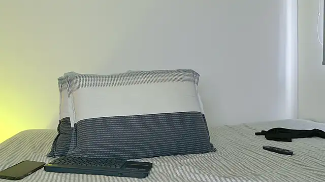 Snapshot of isahilton1 chatting on 1, 5, 2026 isahilton1 online show from 1, 5, 2026