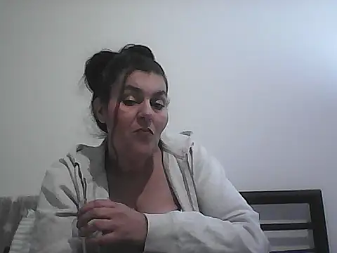 Curvy-Essex-Milf online show from 5, 3, 2026