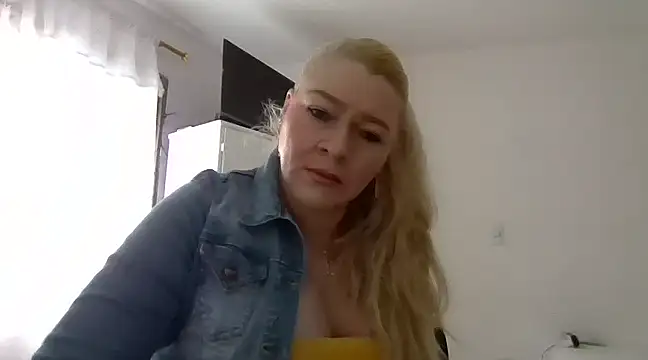 Snapshot of Saraleens1 chatting on 12, 3, 2025 Saraleens1 online show from 12, 3, 2025