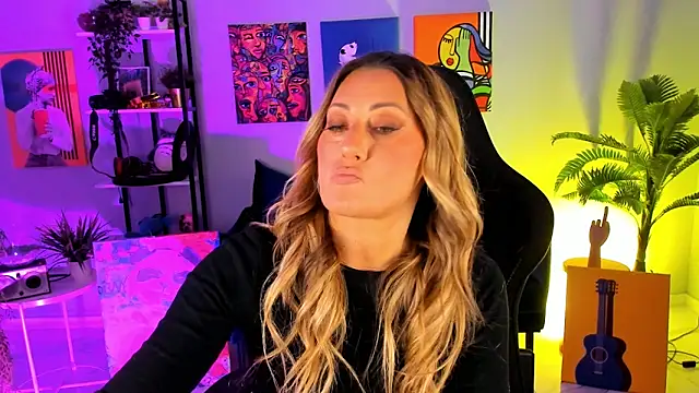 SarahAlluring online show from 15, 10, 2025