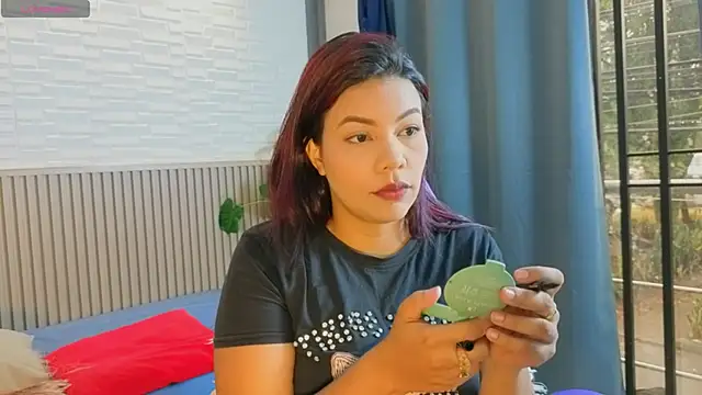 TiffanyWalk online show from 16, 4, 2026