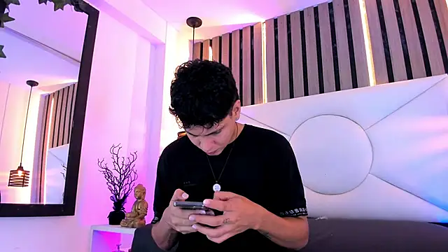 Jhojan twink online show from 4, 11, 2025