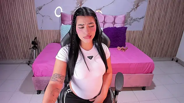 Nicolee19 online show from 2, 12, 2025