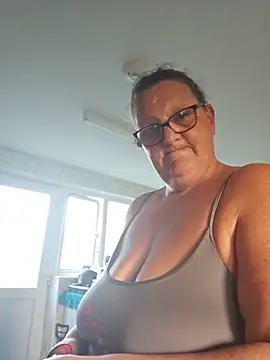 Snapshot of MissQueenBeex chatting on 25, 5, 2026 MissQueenBeex online show from 25, 5, 2026