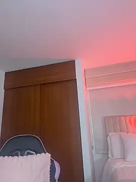 ArianaReynoldss online show from 10, 4, 2026