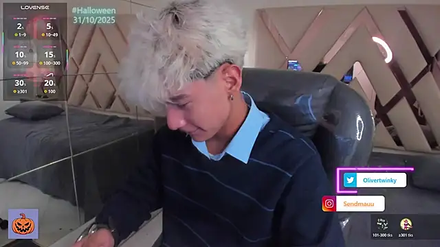 Snapshot of OliverTwinky chatting on 22, 10, 2025 OliverTwinky online show from 22, 10, 2025