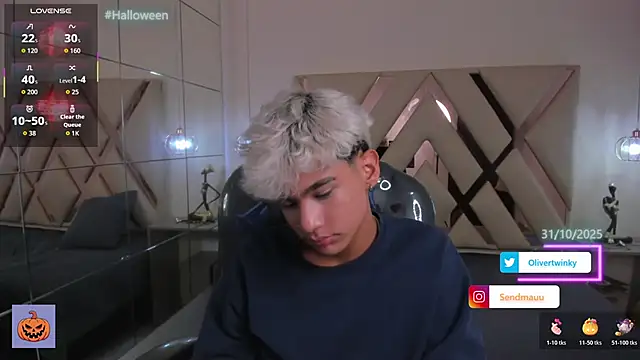 Snapshot of OliverTwinky chatting on 24, 10, 2025 OliverTwinky online show from 24, 10, 2025