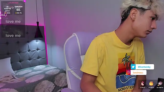 Snapshot of OliverTwinky chatting on 5, 11, 2025 OliverTwinky online show from 5, 11, 2025