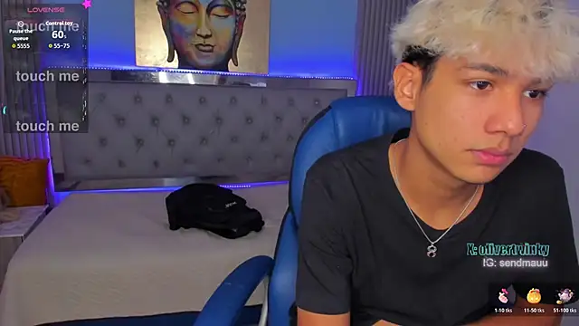 Snapshot of OliverTwinky chatting on 12, 11, 2025 OliverTwinky online show from 12, 11, 2025