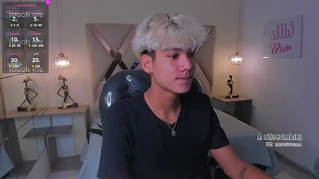 Snapshot of OliverTwinky chatting on 13, 11, 2025 OliverTwinky online show from 13, 11, 2025