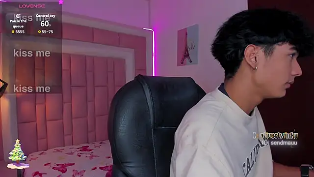 Snapshot of OliverTwinky chatting on 20, 11, 2025 OliverTwinky online show from 20, 11, 2025