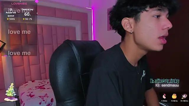 Snapshot of OliverTwinky chatting on 21, 11, 2025 OliverTwinky online show from 21, 11, 2025