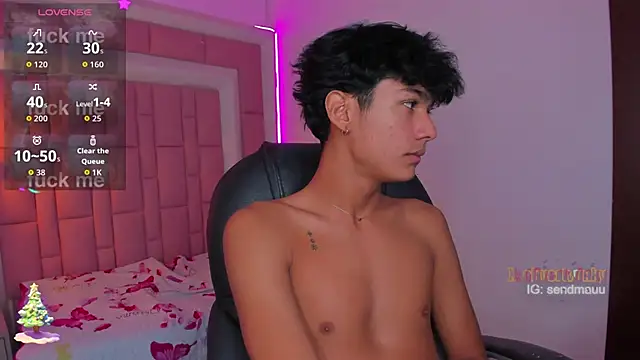 Snapshot of OliverTwinky chatting on 21, 11, 2025 OliverTwinky online show from 21, 11, 2025