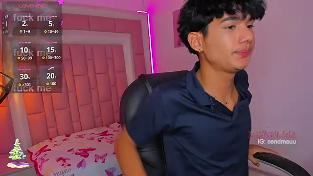 Snapshot of OliverTwinky chatting on 24, 11, 2025 OliverTwinky online show from 24, 11, 2025