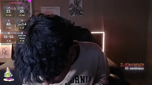 Snapshot of OliverTwinky chatting on 25, 11, 2025 OliverTwinky online show from 25, 11, 2025