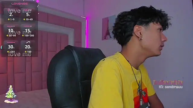 Snapshot of OliverTwinky chatting on 3, 12, 2025 OliverTwinky online show from 3, 12, 2025