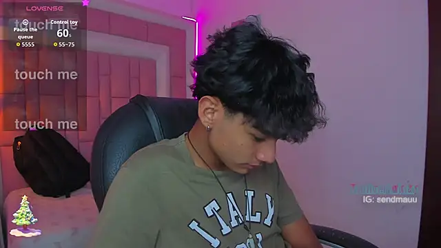 Snapshot of OliverTwinky chatting on 4, 12, 2025 OliverTwinky online show from 4, 12, 2025