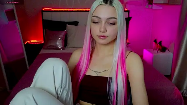 LinaLirian online show from 8, 11, 2025