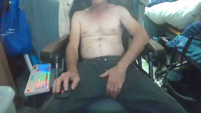 Snapshot of Lovyourpuss chatting on 22, 4, 2026 Lovyourpuss online show from 22, 4, 2026