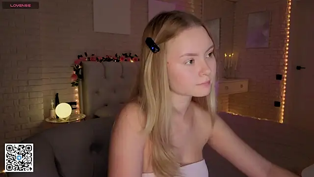 Snapshot of FlowersLover chatting on 11, 9, 2025 FlowersLover online show from 11, 9, 2025