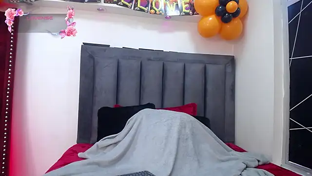 Snapshot of EmmaJhomson chatting on 8, 10, 2025 EmmaJhomson online show from 8, 10, 2025