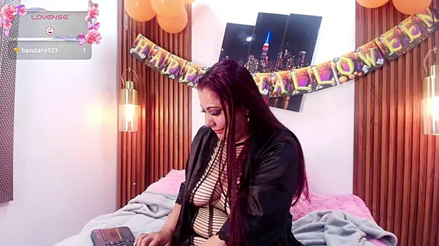 Snapshot of EmmaJhomson chatting on 12, 10, 2025 EmmaJhomson online show from 12, 10, 2025