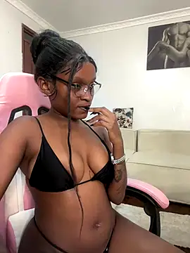 Snapshot of Lil-shawrie chatting on 20, 10, 2025 Lil-shawrie online show from 20, 10, 2025