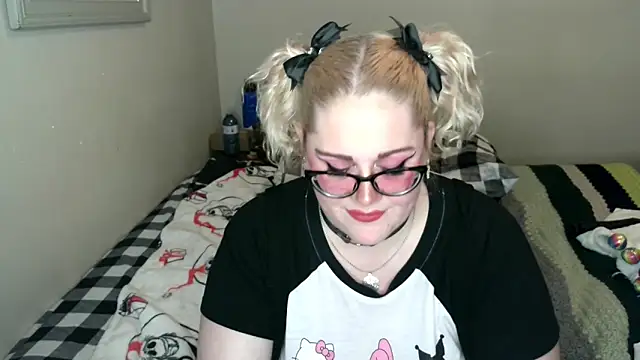 Snapshot of Kinky_Witch chatting on 18, 4, 2026 Kinky Witch online show from 18, 4, 2026