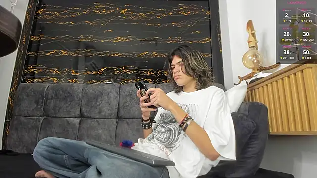 Diamond twink online show from 2, 2, 2026