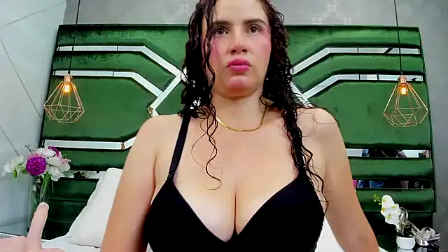 ThaliaCross online show from 14, 10, 2025