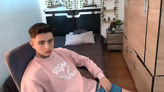 Snapshot of santii_ss chatting on 8, 5, 2026 santii ss online show from 8, 5, 2026