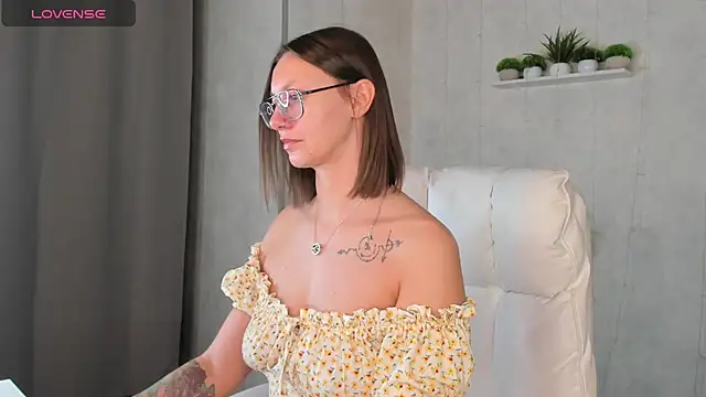 Elina Gravess online show from 15, 10, 2025