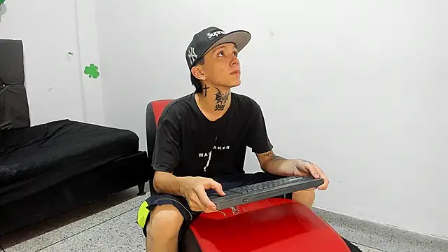 Snapshot of StraightBoy_Nick chatting on 28, 4, 2026 StraightBoy Nick online show from 28, 4, 2026