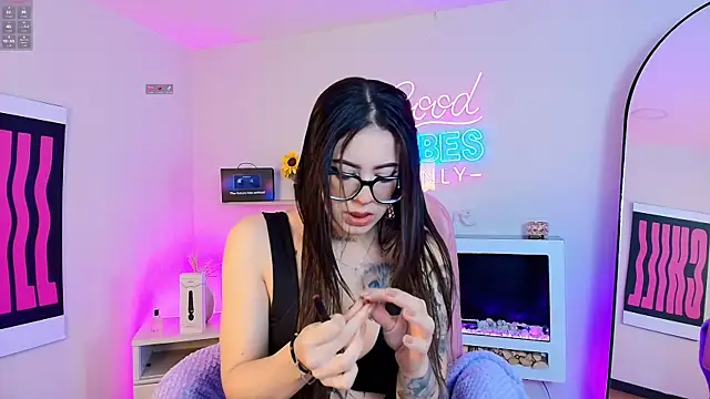 Snapshot of Alice_Vixen chatting on 25, 4, 2026 Alice Vixen online show from 25, 4, 2026